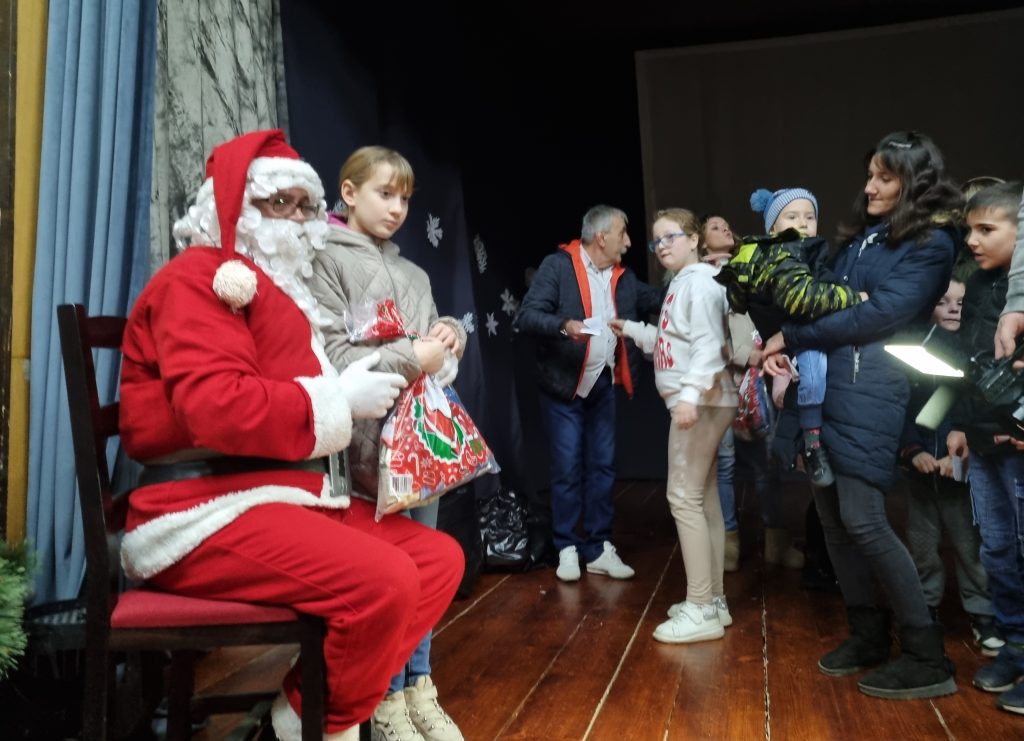 Bela Crkva: Mališani oduševljeni Deda Mrazovim poklonima